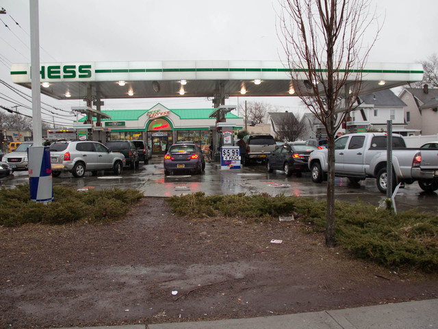 <p>Cars packed the Hess gas station on Hylan Boulevard as residents tried to fill up their tanks before Winter Storm Nemo hit Feb. 8, 2013.</p>
