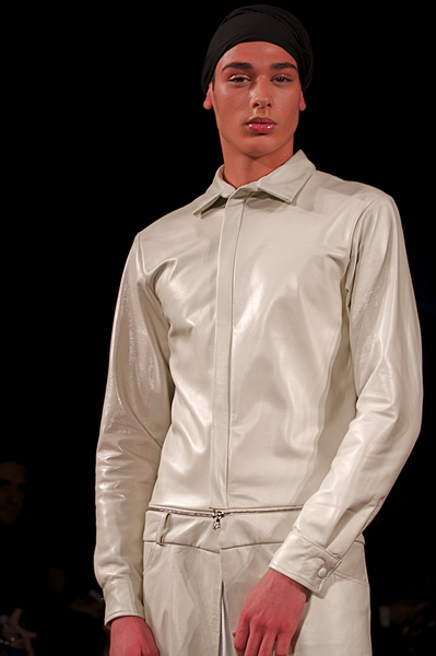 <p>Transformable pearl leather long coat with zipper details</p>
