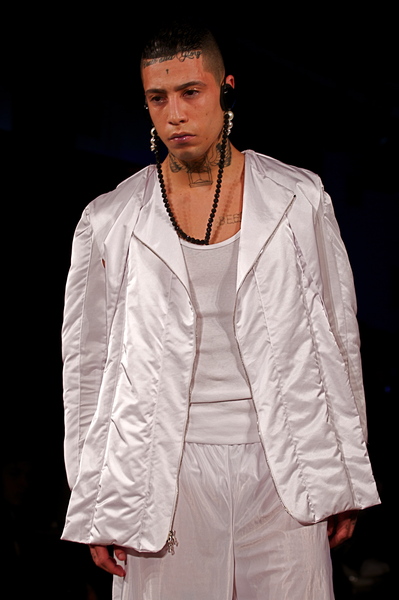 <p>Light round neck puffer jacket paired with basketball shorts</p>
