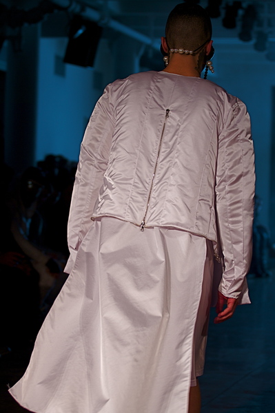 <p>Center back zipper and flyaway back detail</p>
