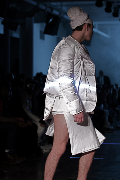 <p>Details of shirt-skirt look</p>
