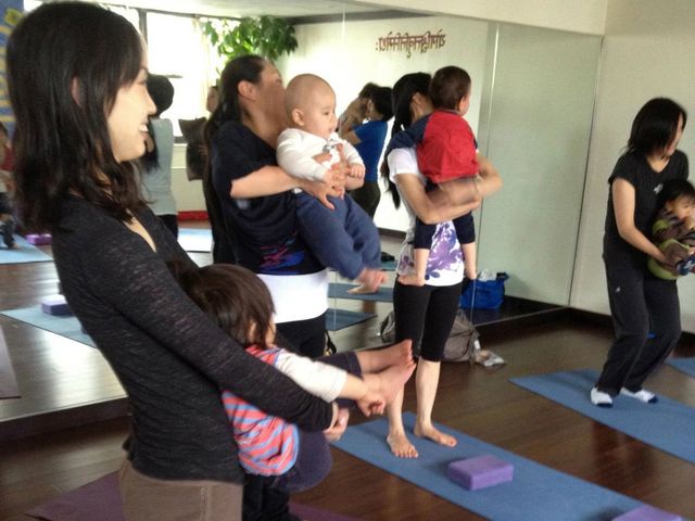 <p>&lsquo;Mommy and Me&rsquo; program allows new moms to bond with their babies through yoga.</p>
