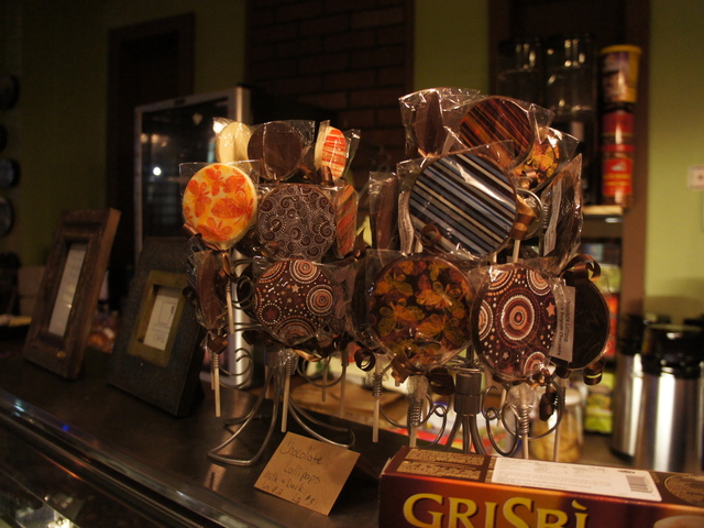 <p>Park Place Cafe, a new kosher coffee house just steps from Franklin Avenue in Crown Heights, offers handmade Belgian chocolates alongside Cholov Yisroel lattes.&nbsp;</p>
