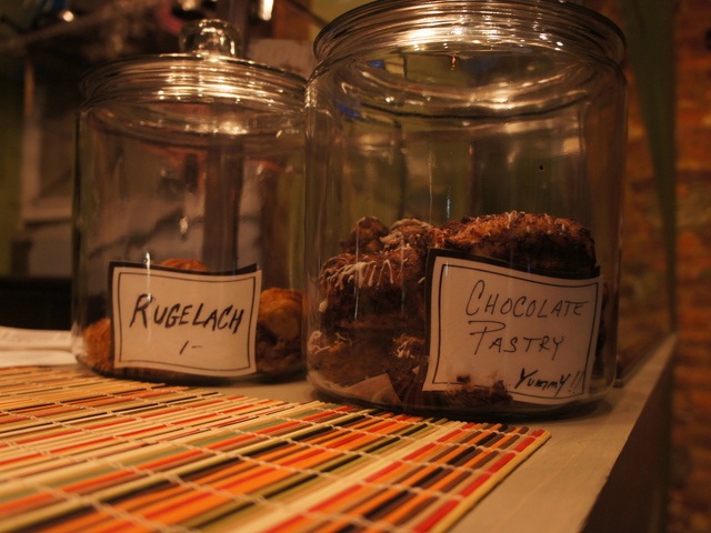 <p>Park Place Cafe, a new kosher coffee house just steps from Franklin Avenue in Crown Heights, offers handmade Belgian chocolates alongside Cholov Yisroel lattes.</p>

