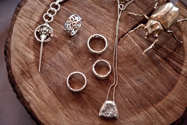 <p>LiloVeve, a jewelry design company.</p>
