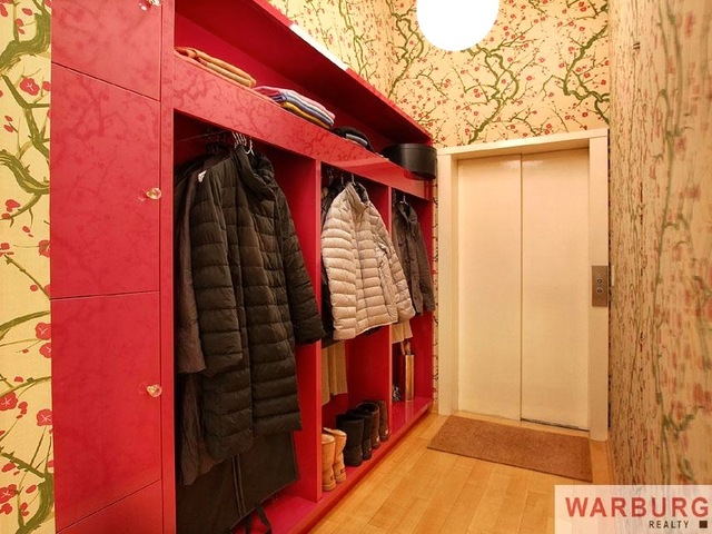 <p>The apartment is accessible via key-operated elevator. The foyer has additional built-in shelving.&nbsp;</p>
