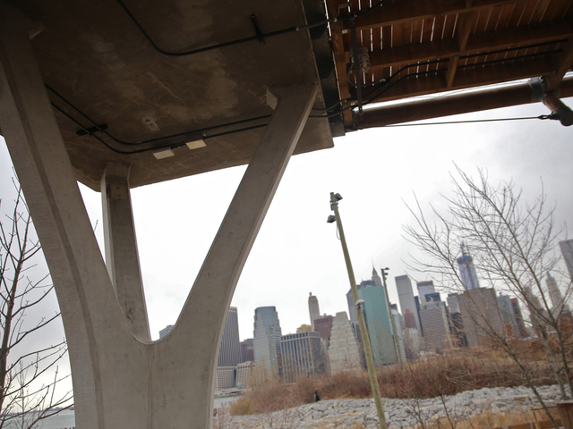<p>Squibb Bridge connects Brooklyn Heights to the Brooklyn Bridge Park.</p>
