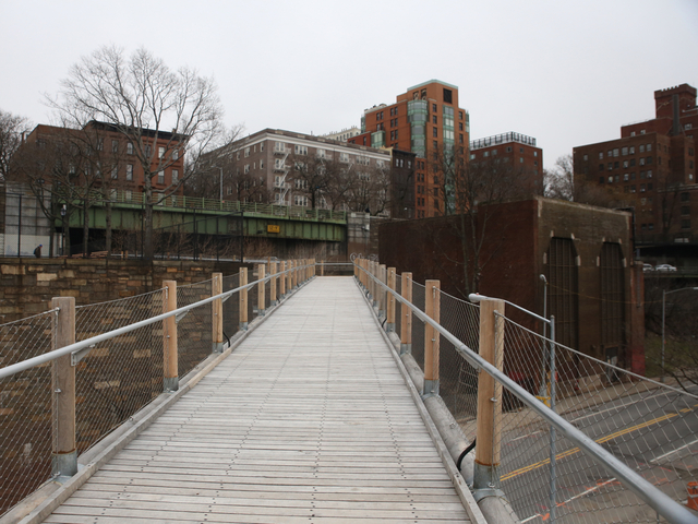 <p>Squibb Bridge angles up to the Brooklyn Heights Promenade.</p>
