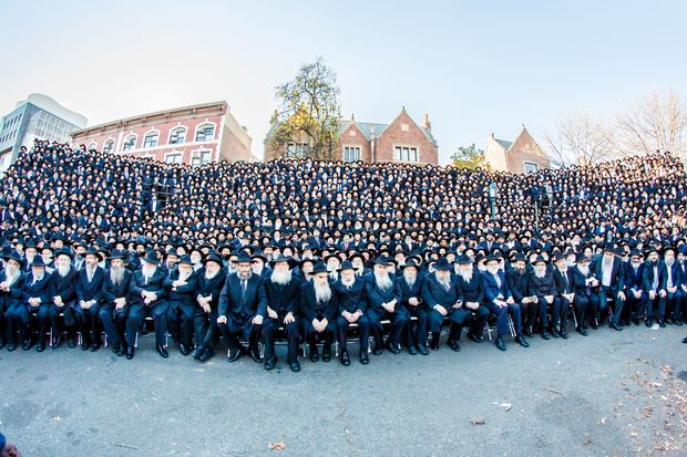  More than 2,000 Hasidic rabbis pose for their yearly 