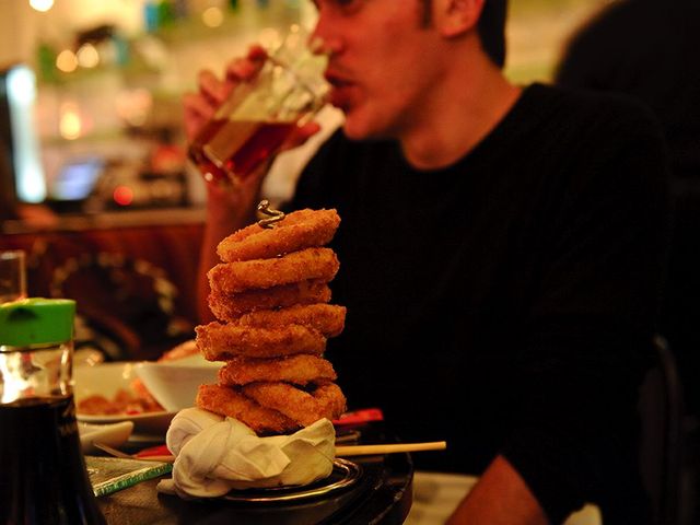 <p>A huge stack of onion rings at 5 Napkin Burger.</p>
