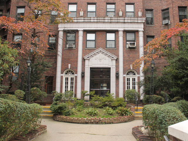 <p>The Forest Hills apartment building of the police officer arrested Thursday October 25, 2012, and accused of plotting to cannibalize women.&nbsp;</p>
