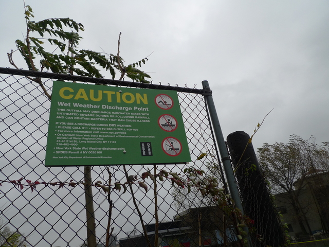 <p>A sign near the Gowanus Canal warning the water rises during storms.</p>
