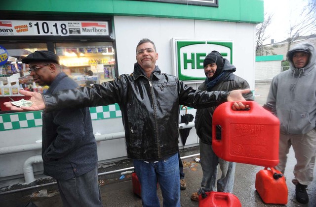 <p>Frustrated patrons waited at the Hess station on Metropolitan and Bushwick avenues in Williamsburg.</p>
