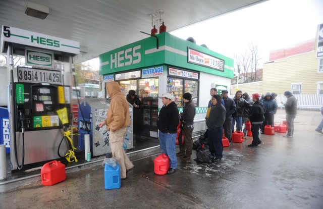 <p>A line of people took their gas cans to the Hess station on Metropolitan and Bushwick&nbsp;avenues in Williamsburg.</p>
