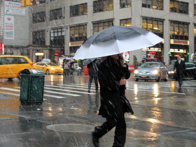 <p>Snow fell in Manhattan Wednesday afternoon as a nor'easter hit the city.</p>
