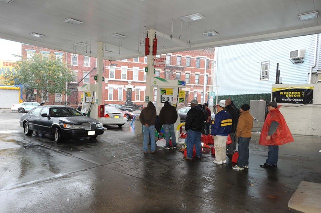 <p>People waited on line for gas under the shelter of a BP canopy on Union Avenue and South Fourth Street, as snow fell in Williamsburg on Wednesday.</p>
