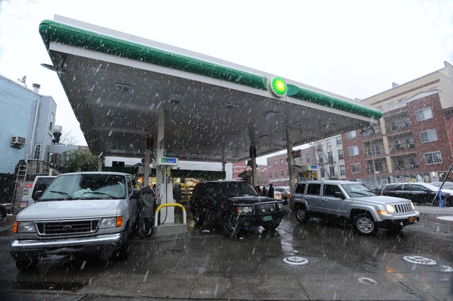 <p>Snow fell in Williamsburg, as a line of cars waited for gas at a BP station on Union Avenue and South Fourth Street.</p>
