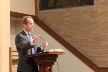  Ald. Tom Tunney (44th) talks to South East Lake View Neighbors Monday. 
