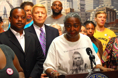  Backed by Aldermen Roderick Sawyer and Bob Fioretti, N'Dana Carter said promises of care were "not fulfilled." 