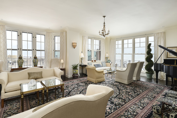  A renovated four-bedroom, four-bath condo at 421 W. Melrose St. in Lakeview is listed for $955,000. 