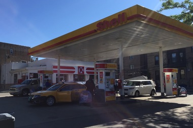  An employee at the Circle K convenience store at Halsted and Addison streets denied reports of a 100-person mob, saying the Saturday incident was merely a fight among three people. 