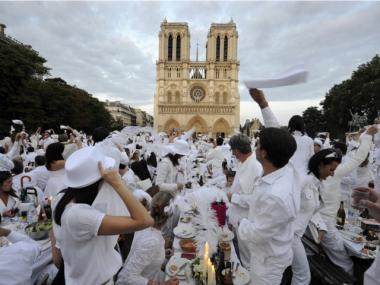 “Dîner en Blanc” reportedly drew crowds of nearly 12,000 in Paris earlier this year.