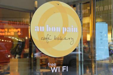  Au Bon Pain advertises free WiFi for customers. 
