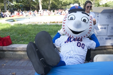 Mr. Met caught making obscene gesture on video