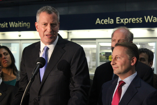  Mayor Bill de Blasio and a bipartisan group of area elected officials called on Congress to increase funding for a pending transportation Tuesday bill but one of the invitees, Westchester County Executive Rob Astorino, became a source of controversy, when Gov. Andrew Cuomo questioned his presence. 