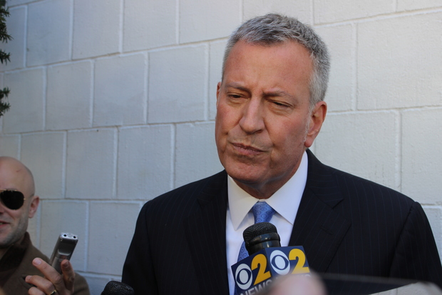  Mayor Bill de Blasio distanced himself Sunday from two businessmen embroiled in a federal corruption probe of the NYPD that has expanded to his campaign fundraising practices. 