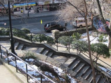 A man was mugged by an assailant who had a BB gun near the stairways of Isham Park, a popular route for pedestrians on their way to the subway.