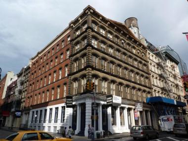 Thieves stole over $2,300 worth of merchandise from this Lucky Jeans store in SoHo on July 11.