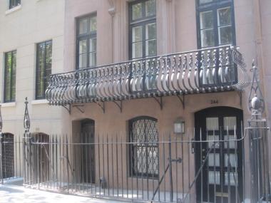 This four-story brownstone that served as Katharine Hepburn's home for 60 years recently went up for rent for $27,500.