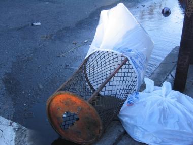 Strong wind gusts could blow over tree branches and trash cans on Monday and Tuesday.