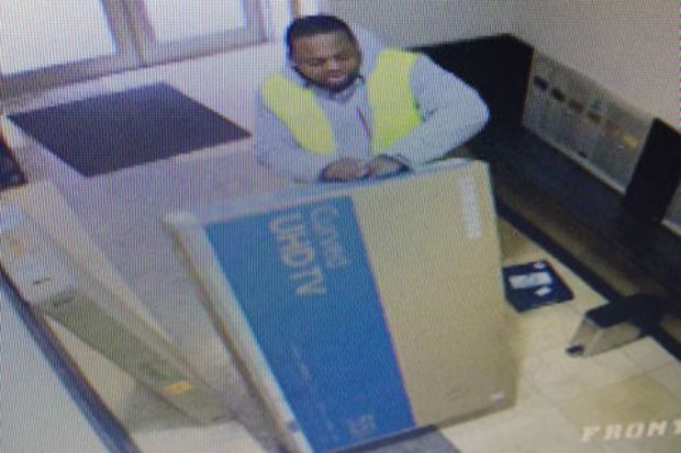  A thief posing as a delivery man stole packages from a Wicker Park building, neighbors say.&nbsp; 
